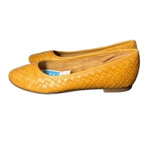Aetrex Lyla flats in Sunflower, Size 7.5